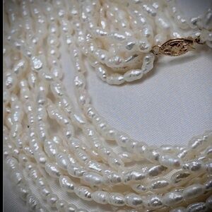 High luster genuine Pearl Bracelet elegant with 14 karat Gold Clasp